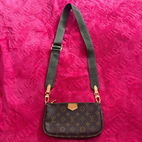 Louis Vuitton Handbags - Authentic Louis Vuitton Monogram Pochette Crossbody